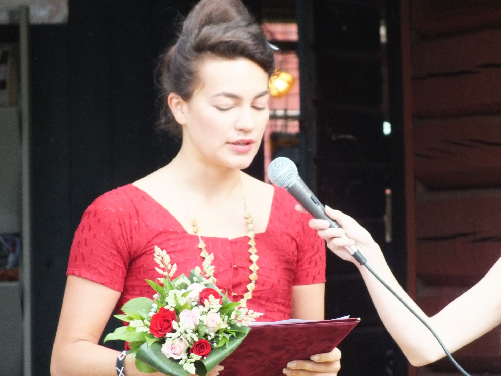 Meeri Koutaniemi tar emot Carina Appel-priset med blombukett och tal på Kilen