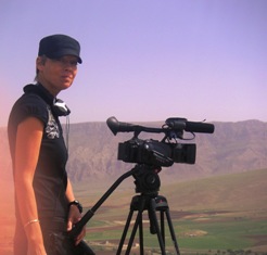 Carina Appel arbetar som dokumentärfilmare i fält, med kamera i kurdiskt landskap