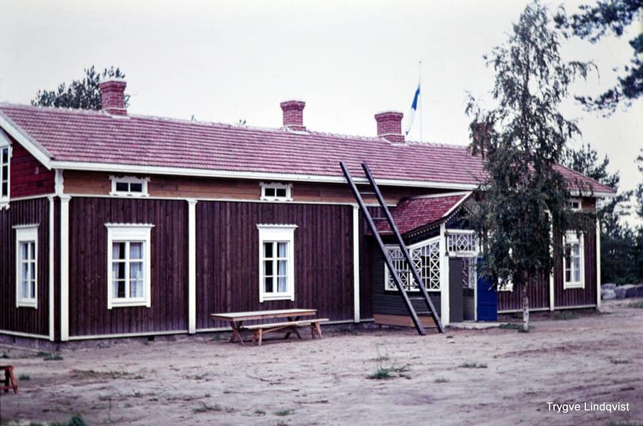 Färgbild av Fransgården på Kilens hembygdsgård 1969