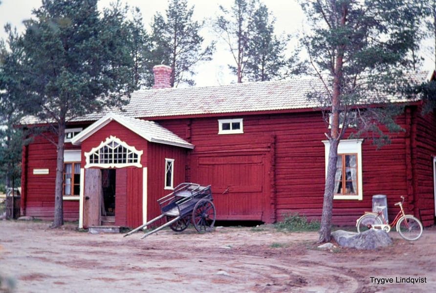 Henriksdalshuset med skjul, röd träbyggnad hösten 1969