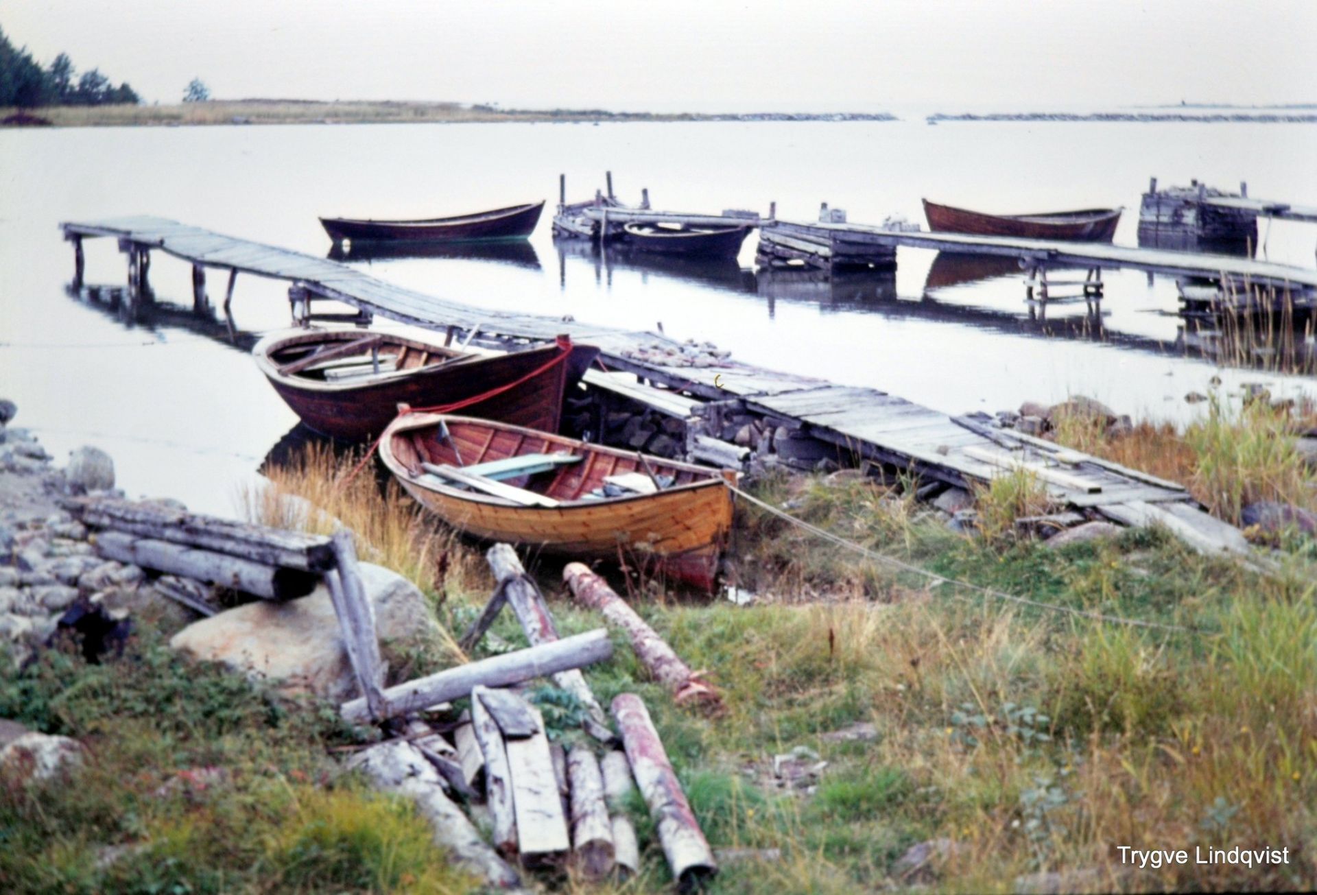 Träbåtar vid stranden i Kilviken, färgbild från 1969