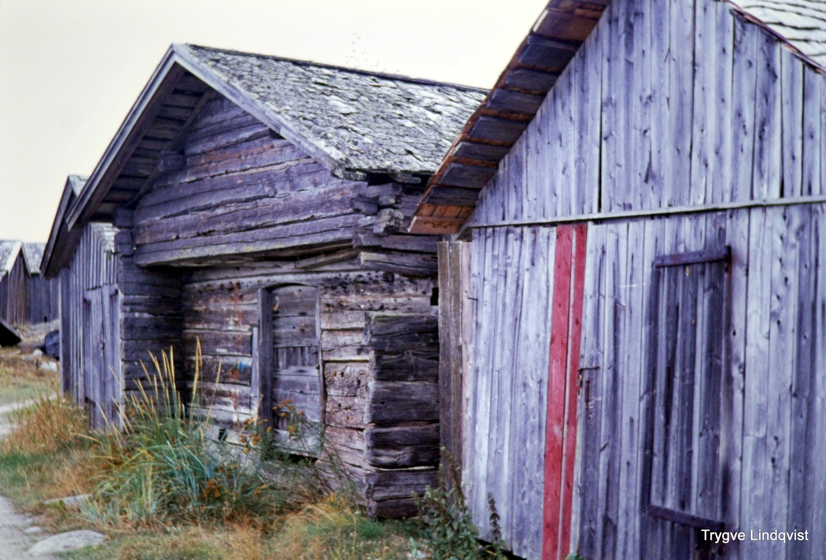Gamla båthus i trä vid kustlinjen, Kilens fiskeläge 1969