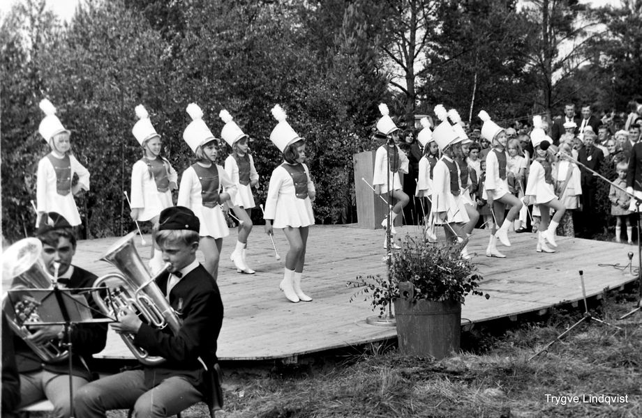 Drillflickor från Närpes uppträder vid Kilens invigning juli 1969