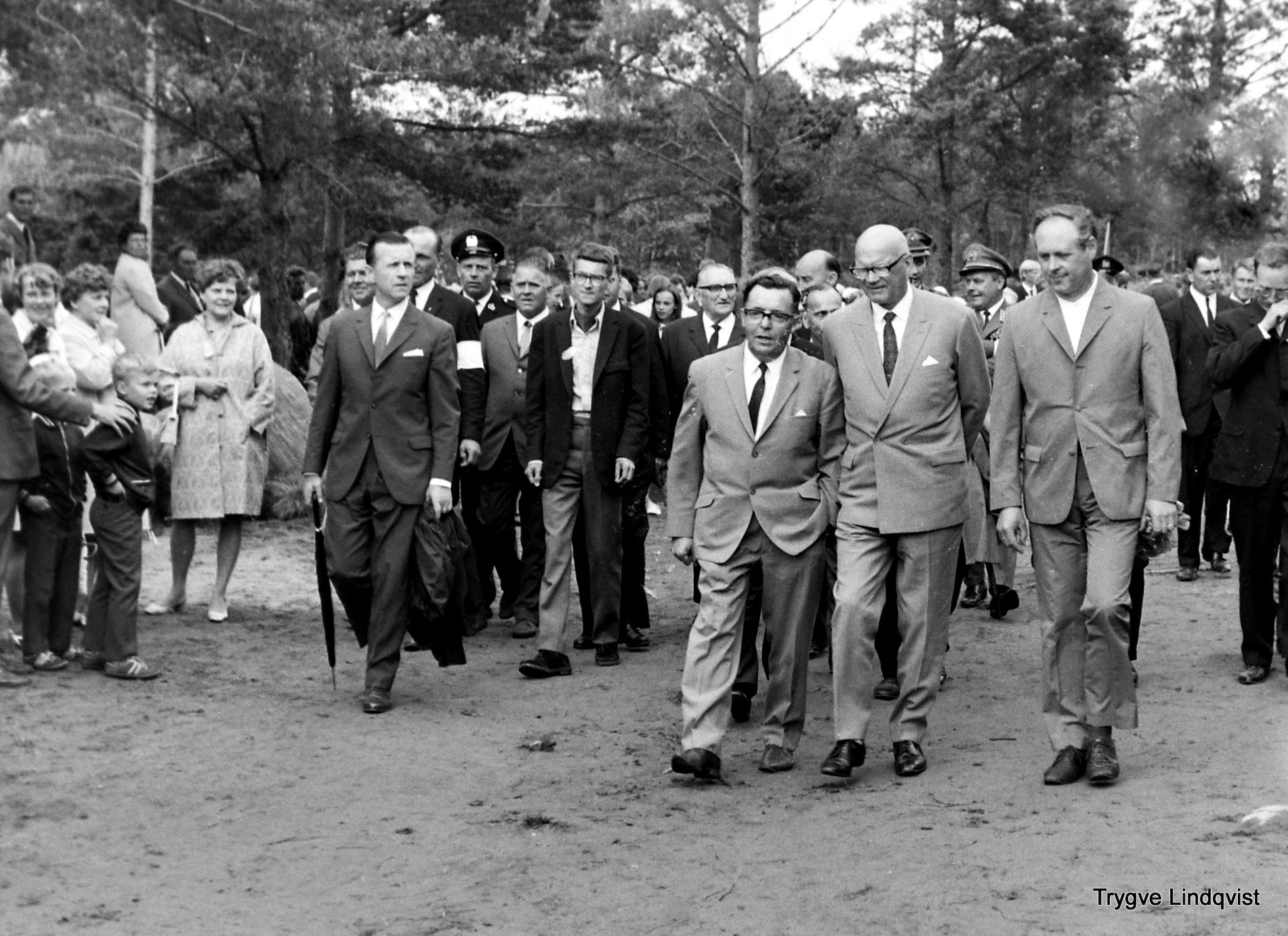 President Kekkonen promenerar med sällskap under invigningen av Kilen