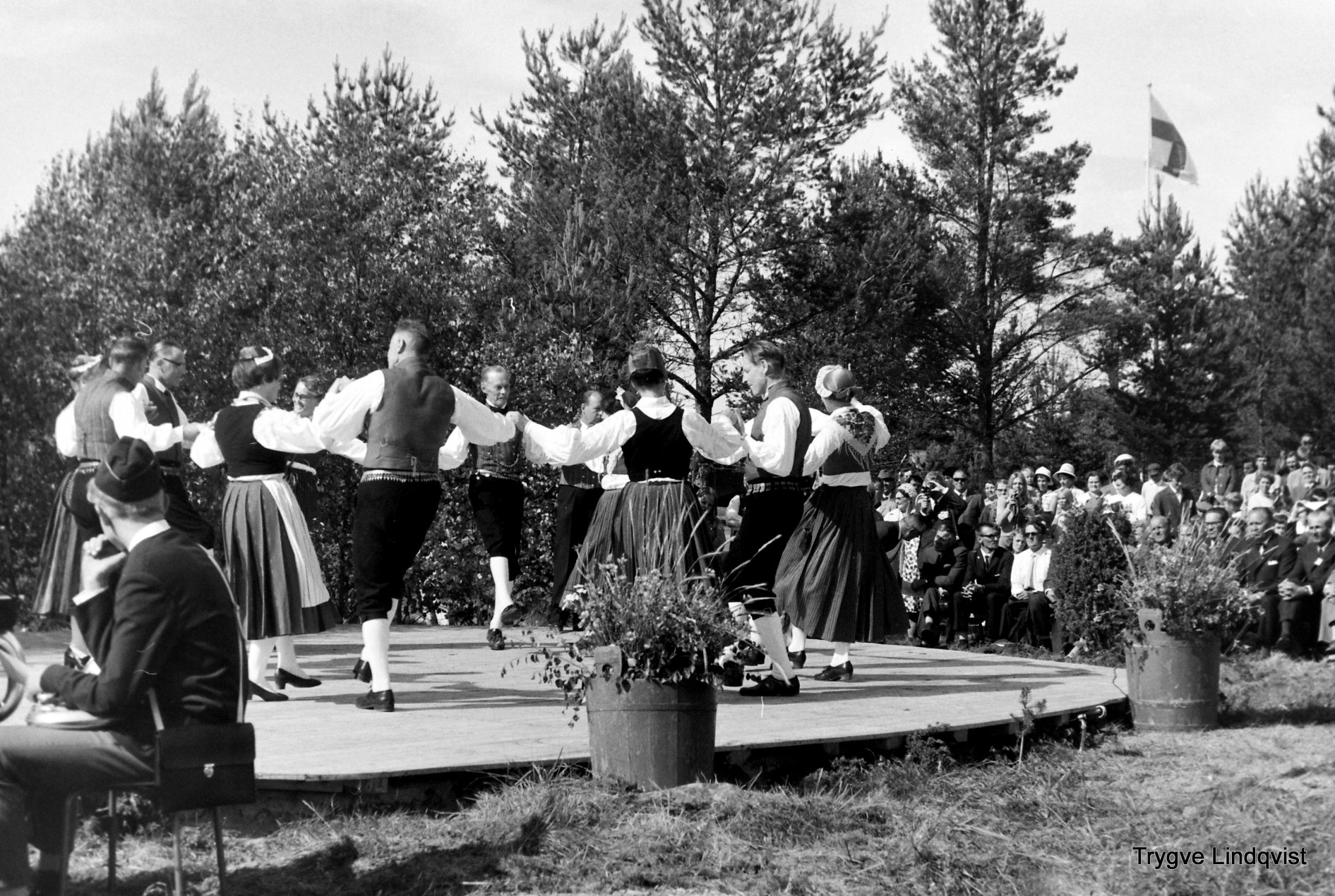 Närpes Skolmusikkår med sina Drillor uppträder på scen under invigningen av Kilen 1969