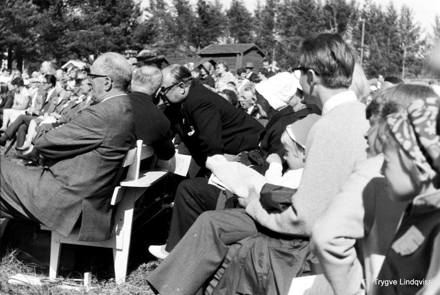 Publik i traditionella kläder vid Kilens invigning sommaren 1968