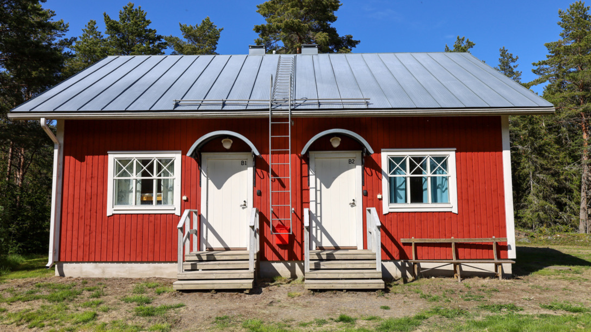 B-huset vid Gästhuset Kilstrand, röd byggnad med två lägenhetsingångar